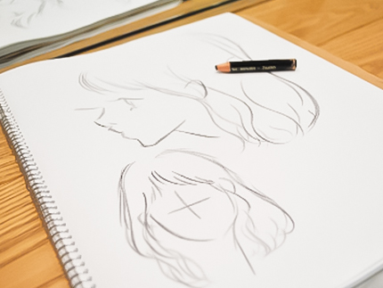 デッサン画で提案する様子
